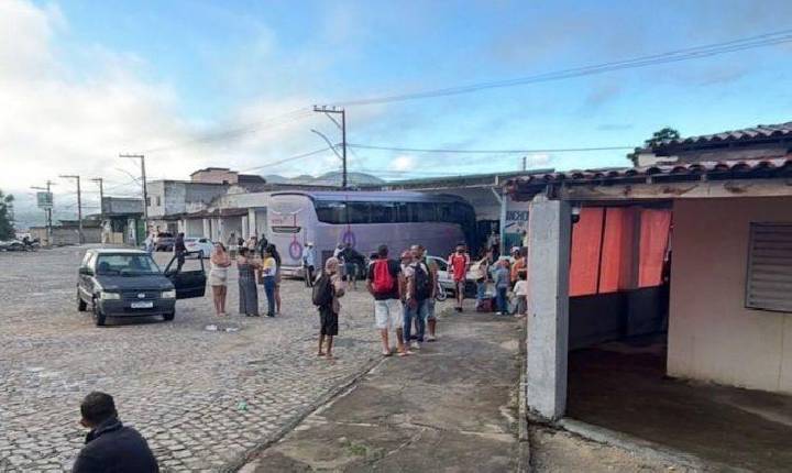 Câmeras registram momento em que ônibus invade ponto de apoio rodoviário em Itambé