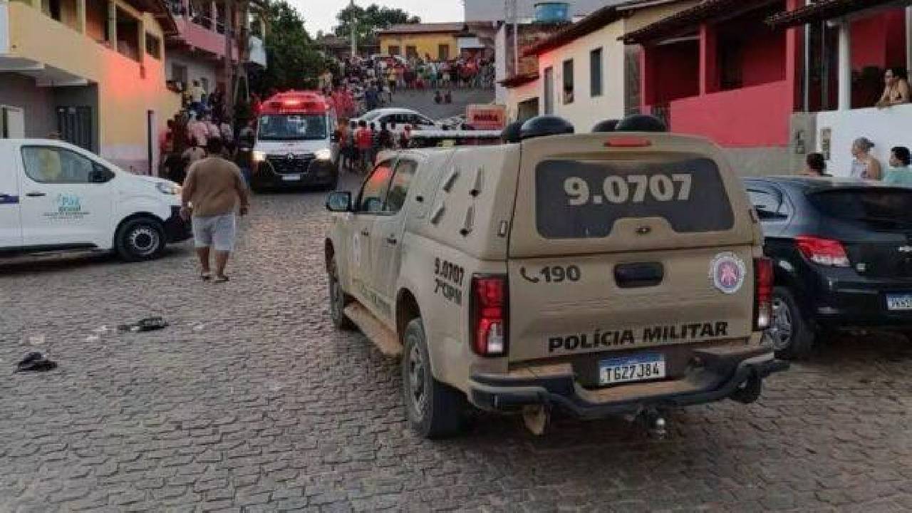 Carro invade garagem de casa e mata duas pessoas no sul da Bahia