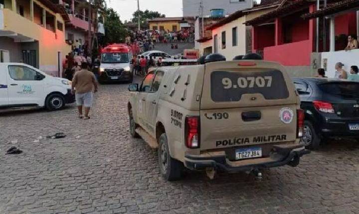Carro invade garagem de casa e mata duas pessoas no sul da Bahia