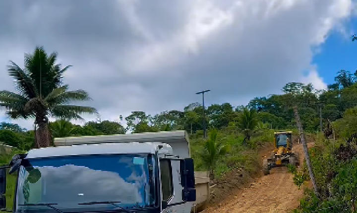 Prefeitura de Itacaré intensifica manutenção de estradas vicinais na região do Machadinho