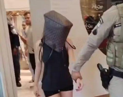 Influencer sai com bolsa na cabeça após ser presa por furto em shopping de Salvador