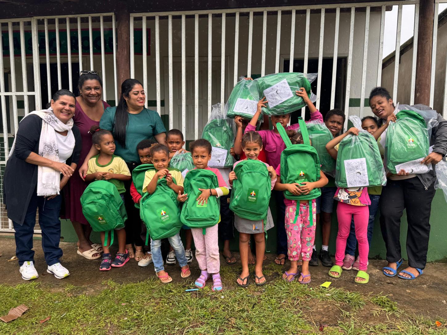Prefeitura de Itacaré entrega mochilas escolares com material completo para alunos do campo