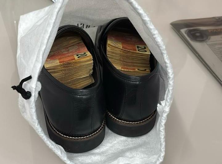 Vereador baiano é flagrado pela Polícia Federal com diversas cédulas dentro de sapato