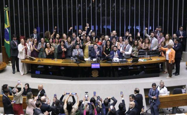 Câmara aprova projeto sobre proteção de crianças na internet