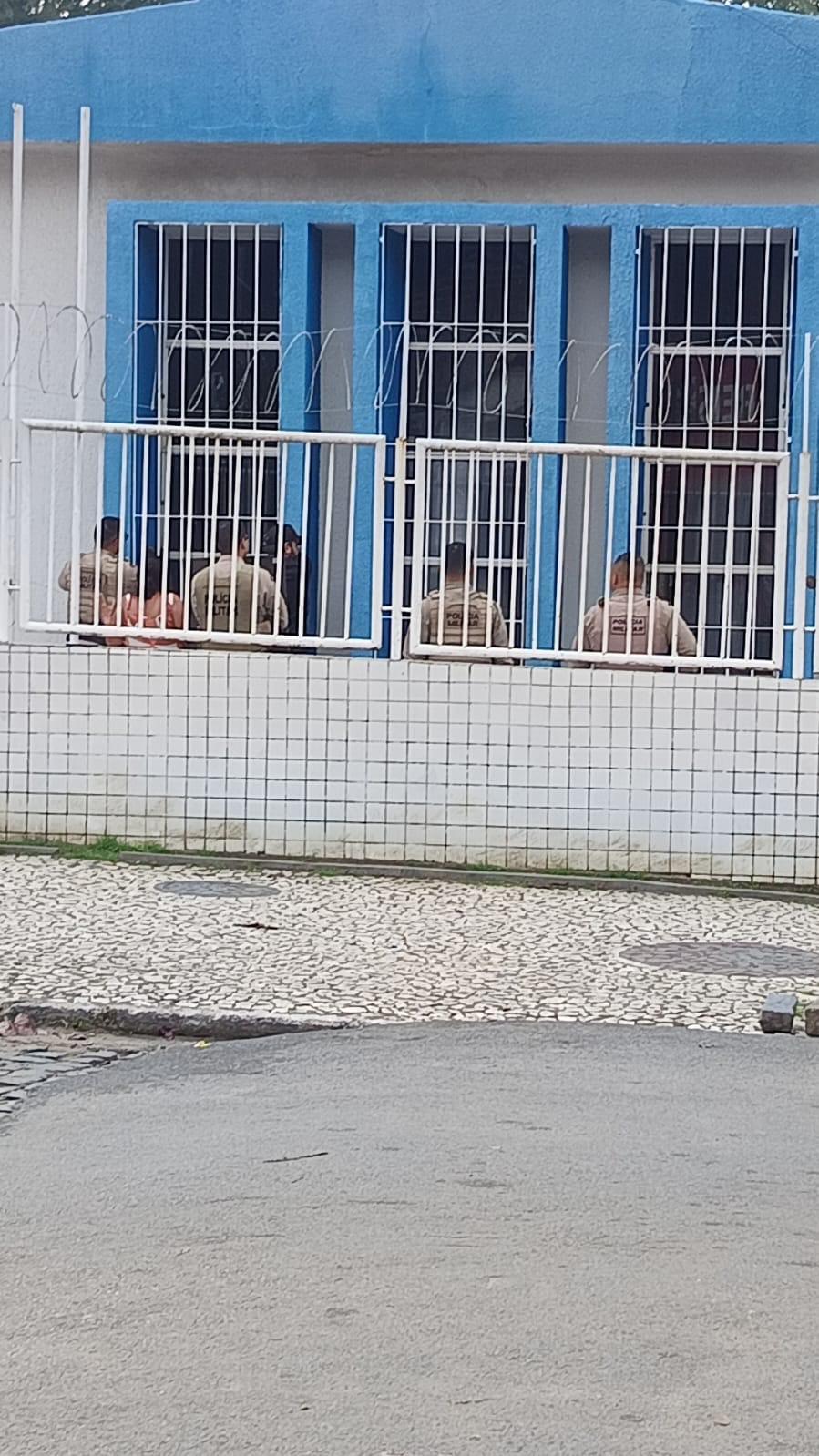 Homem em surto invade Fórum de Itacaré com facão e tenta atear fogo no local