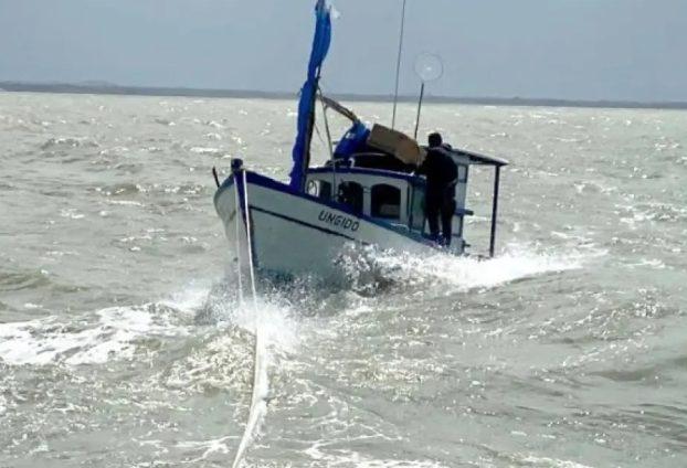 Barco de pesca é encontrado após cinco dias à deriva no Sul da Bahia