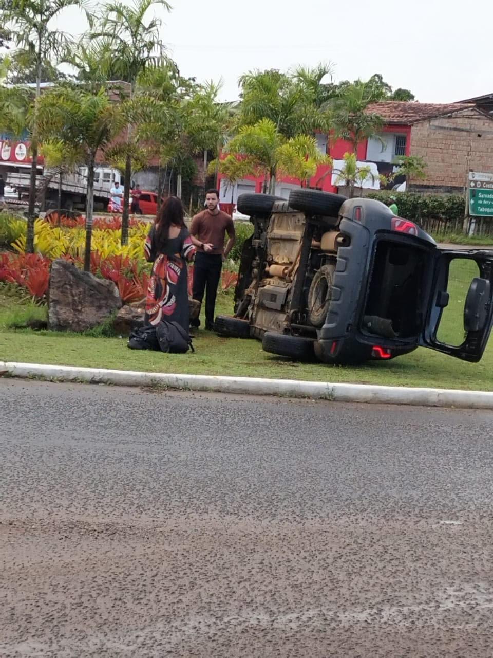 Carro tomba na rotatória do KM 06 em Itacaré