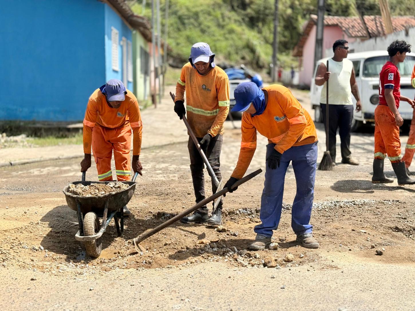 Ubaitaba: Prefeitura inicia Operação Tapa-Buraco na estrada de Faisqueira