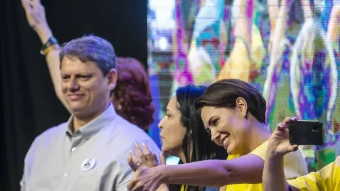 Bolsonaro declara apoio a Tarcísio, mas pede Michelle vice