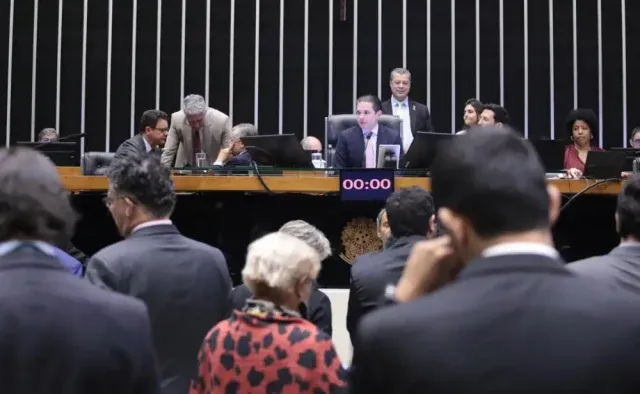 Câmara aprova licença menstrual de até dois dias por mês para mulheres com sintomas graves