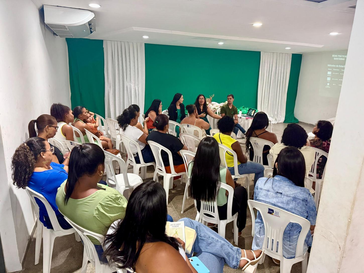 Ubaitaba: Vigilância em Saúde realiza ação “Beleza com Segurança” com foco na prevenção e no cuidado com as trabalhadoras da beleza