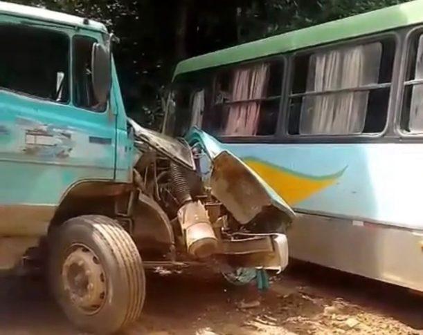 Ônibus escolar com estudantes se envolve em acidente com caçamba na zona rural de Maraú