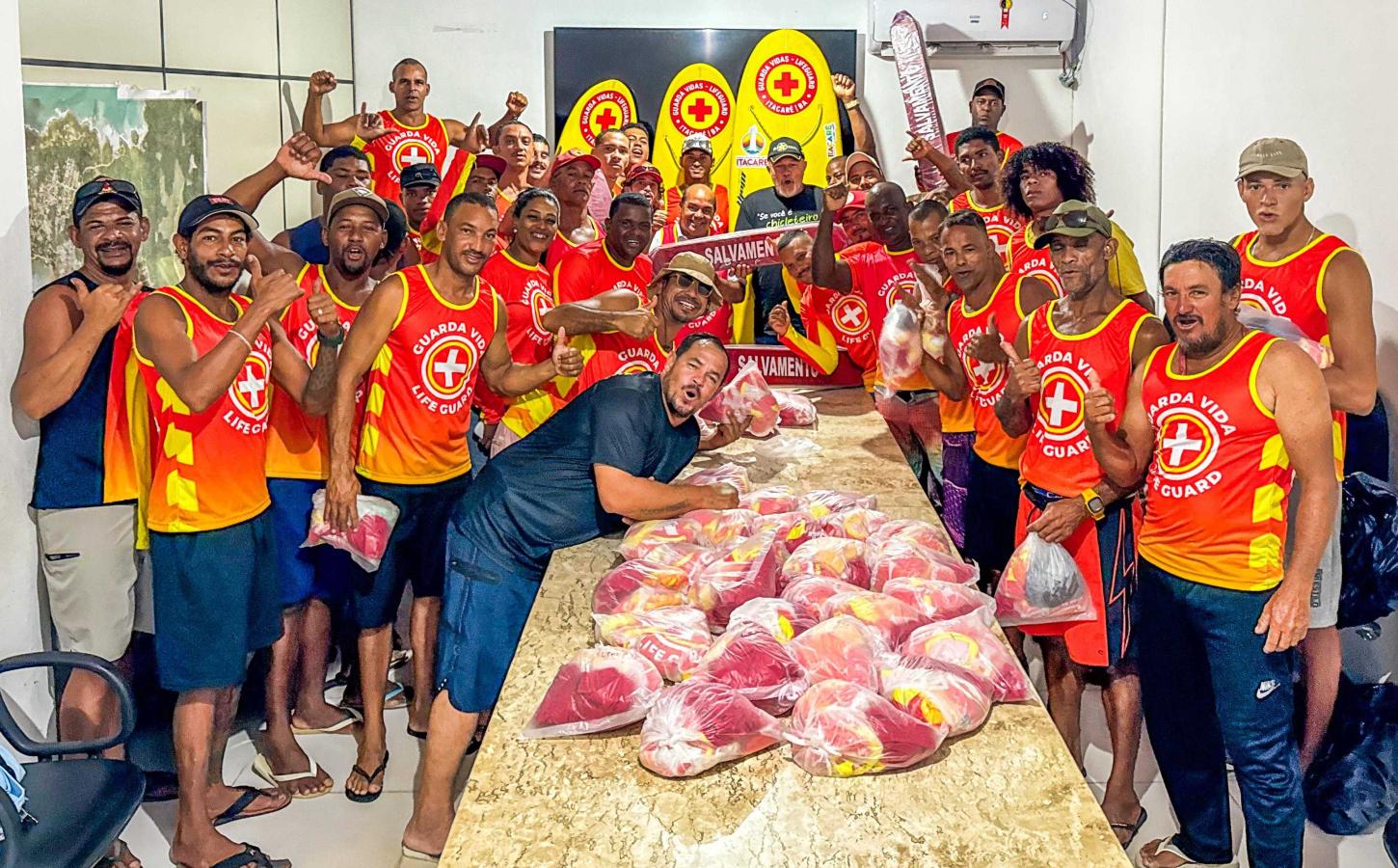 Prefeitura de Itacaré entrega novo fardamento aos salva-vidas e anuncia avanços para a categoria