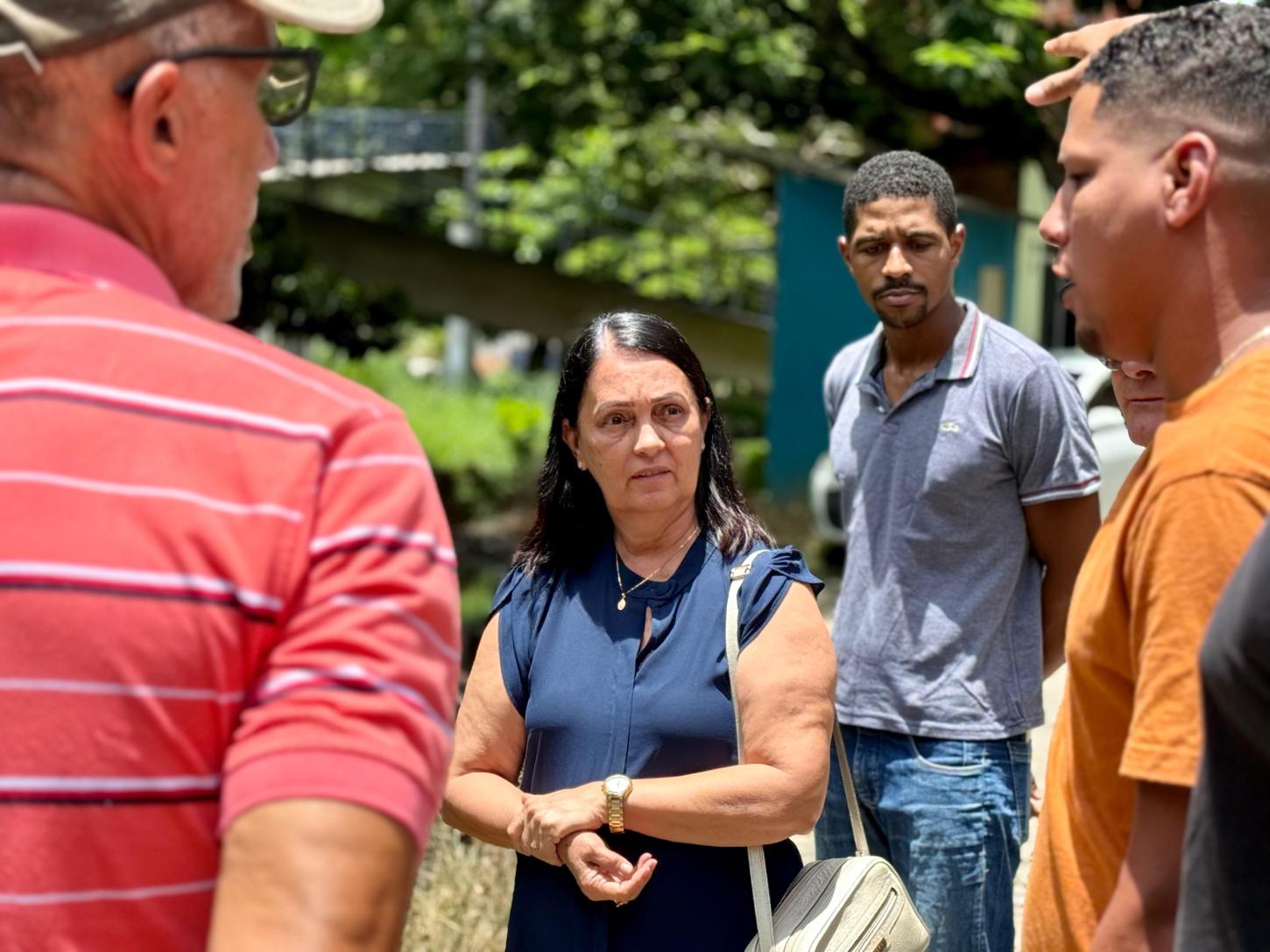 Ubaitaba: Prefeita Gracinha Viana realiza visita ao bairro Armandão para avaliar demandas da comunidade