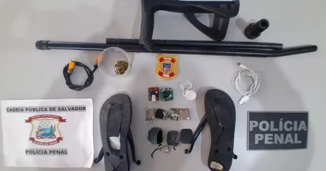 Idosa é flagrada tentando entrar com drogas e eletrônicos escondidos em muleta e chinelo na Cadeia Pública de Salvador