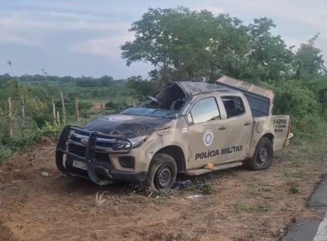 Viatura da Polícia Militar capota em trecho da BA-142, na Chapada Diamantina
