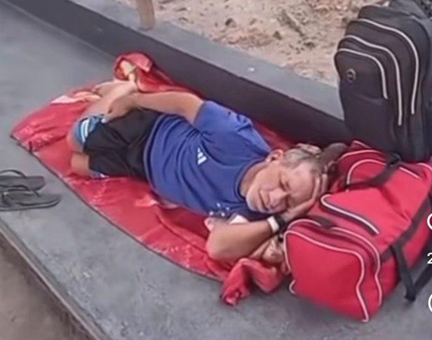 Ambulância de Itororó é apreendida na BR-101 e paciente recém-operado aguarda transporte no chão