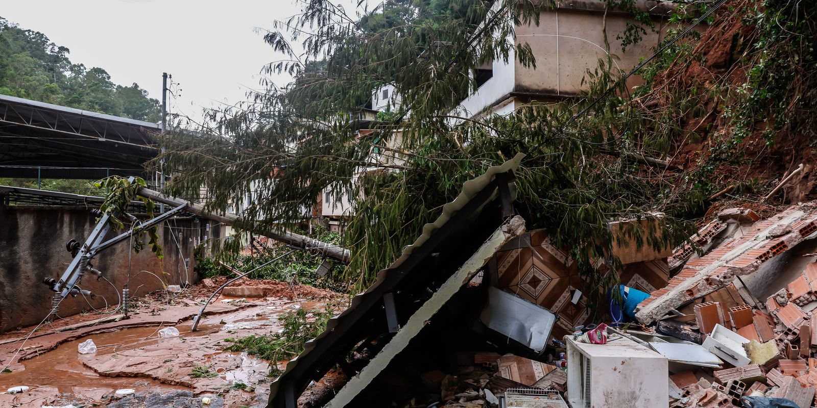 Governo libera R$ 7,3 mil para famílias atingidas por chuvas em MG