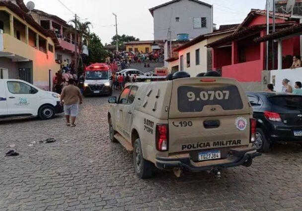 Carro invade garagem de casa e mata duas pessoas no sul da Bahia