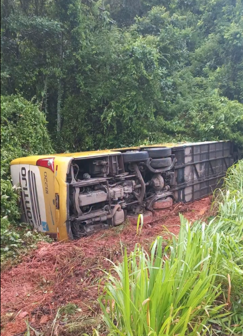 Ônibus da Gontijo tomba na BA-001 próximo a Maraú; motorista sofre ferimentos leves